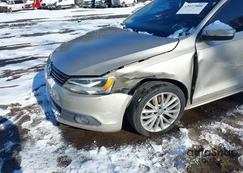 2013 Volkswagen Jetta 2.5L Sel z USA, uszkodzony, nr VIN 3VWLX7AJ9DM218396